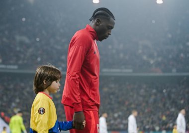 Joyskim Dawa (FCSB), 30 Ocak 2025 tarihinde Bükreş 'teki Ulusal Arena' da oynanan FCSB (Romanya) ile Manchester United (İngiltere) arasındaki UEFA Avrupa Ligi Stage maçı öncesinde çekilmiştir..