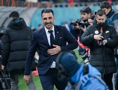 FCSB teknik direktörü Elias Charalambous, 30 Ocak 2025 'te Bükreş' teki Ulusal Arena 'da oynanan FCSB (Romanya) ile Manchester United (İngiltere) arasındaki UEFA Avrupa Ligi Stage maçı öncesinde çekilmişti..