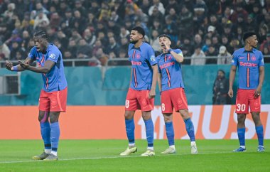 FCSB kaptanı Adrian Sut, 30 Ocak 2025 'te Bükreş' teki Ulusal Arena 'da oynanan FCSB (Romanya) ile Manchester United (İngiltere) arasındaki UEFA Avrupa Ligi Stage maçında resim çekti..