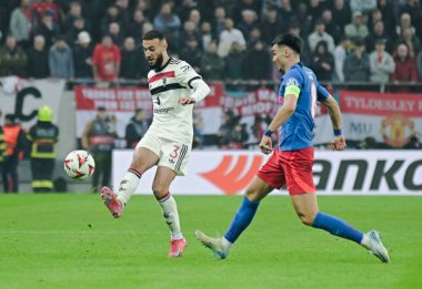 Noussair Mazraoui (Man Utd) ve Adrian Sut (FCSB), 30 Ocak 2025 tarihinde Bükreş 'teki Ulusal Arena' da düzenlenen FCSB (Romanya) ile Manchester United (İngiltere) arasındaki UEFA Avrupa Ligi Sahne Oyunu sırasında çekildiler..