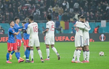 Manchester United oyuncuları, 30 Ocak 2025 'te Bükreş' teki Ulusal Arena 'da oynanan FCSB (Romanya) ile Manchester United (İngiltere) arasındaki UEFA Avrupa Ligi Stage maçı sonrasında kucaklaşıyorlar..