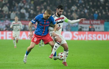 Daniel Birligea (FCSB) ve Bruno Fernandes (Man Utd), 30 Ocak 2025 tarihinde Bükreş 'teki Ulusal Arena' da oynanan FCSB (Romanya) ile Manchester United (İngiltere) arasındaki UEFA Avrupa Ligi Sahne Oyunu sırasında resim çektiler..