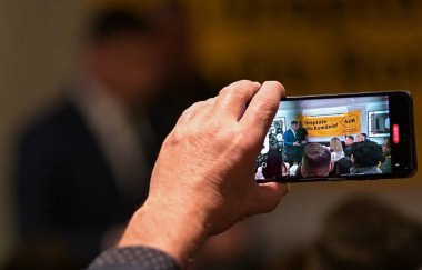 İngiliz AUR 'lu AUR üyeleriyle yaptığı görüşmede, Romen Halk Partisi' nin (AUR) Birleşmesi için İttifak Başkanı George Simion ve Avrupa Muhafazakârlar ve Reformcular Partisi (ACR) Başkan Yardımcısı resmedildi..