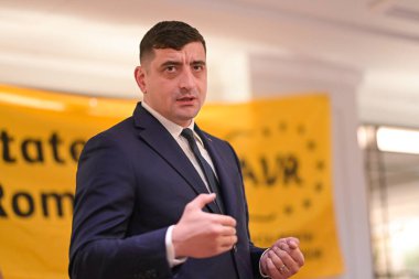 İngiliz AUR 'lu AUR üyeleriyle yaptığı görüşmede, Romen Halk Partisi' nin (AUR) Birleşmesi için İttifak Başkanı George Simion ve Avrupa Muhafazakârlar ve Reformcular Partisi (ACR) Başkan Yardımcısı resmedildi..