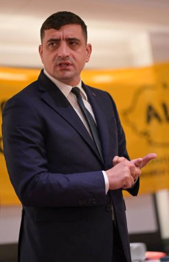 İngiliz AUR 'lu AUR üyeleriyle yaptığı görüşmede, Romen Halk Partisi' nin (AUR) Birleşmesi için İttifak Başkanı George Simion ve Avrupa Muhafazakârlar ve Reformcular Partisi (ACR) Başkan Yardımcısı resmedildi..