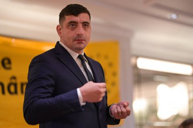 İngiliz AUR 'lu AUR üyeleriyle yaptığı görüşmede, Romen Halk Partisi' nin (AUR) Birleşmesi için İttifak Başkanı George Simion ve Avrupa Muhafazakârlar ve Reformcular Partisi (ACR) Başkan Yardımcısı resmedildi..