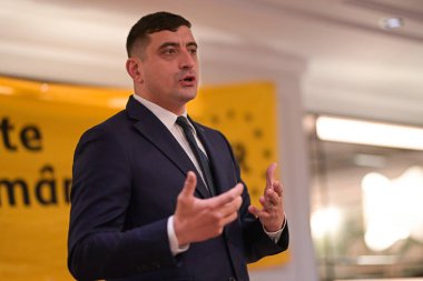 İngiliz AUR 'lu AUR üyeleriyle yaptığı görüşmede, Romen Halk Partisi' nin (AUR) Birleşmesi için İttifak Başkanı George Simion ve Avrupa Muhafazakârlar ve Reformcular Partisi (ACR) Başkan Yardımcısı resmedildi..