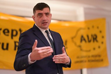 İngiliz AUR 'lu AUR üyeleriyle yaptığı görüşmede, Romen Halk Partisi' nin (AUR) Birleşmesi için İttifak Başkanı George Simion ve Avrupa Muhafazakârlar ve Reformcular Partisi (ACR) Başkan Yardımcısı resmedildi..