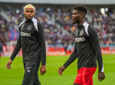 FCSB 'den Malcom Edjouma (L) ve David Enagnon Kiki (R), 17 Mayıs 2025' te Bükreş 'teki Ulusal Arena' da düzenlenen Romanya Superliga karşılaşmasında çekildi..