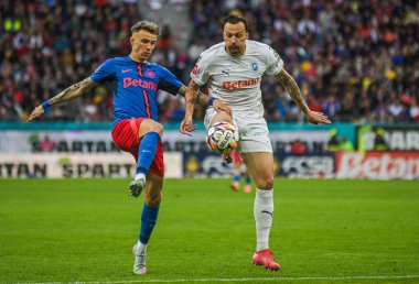 Octavian Popescu (L) ve Gjoko Zajkov, 17 Mayıs 2025 'te Bükreş' teki Ulusal Arena 'da oynanan Romanya Superliga karşılaşmasında FCSB ile CSU Craiova arasında resim çektiler..