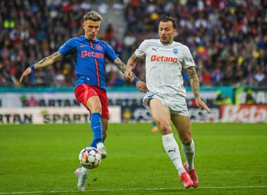 Octavian Popescu (L) ve Gjoko Zajkov, 17 Mayıs 2025 'te Bükreş' teki Ulusal Arena 'da oynanan Romanya Superliga karşılaşmasında FCSB ile CSU Craiova arasında resim çektiler..