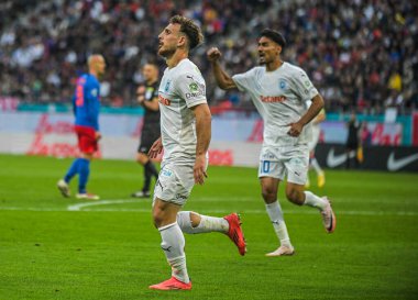 Anzor Mekvabishvili, 17 Mayıs 2025 'te Bükreş' teki Ulusal Arena 'da oynanan Romanya Superliga maçında FCSB ile CSU Craiova arasında atılan golü kutluyor..