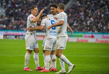 Anzor Mekvabishvili, 17 Mayıs 2025 'te Bükreş' teki Ulusal Arena 'da oynanan Romanya Superliga maçında FCSB ile CSU Craiova arasında atılan golü Stefan Bayram ile kutluyor..