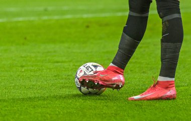 17 Mayıs 2025 'te Bükreş' teki Ulusal Arena 'da düzenlenen FCSB ile CSU Craiova arasındaki Romanya Superliga maçında çekilen resmi maç topunun ayrıntıları.