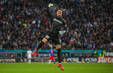 FCSB kalecisi Stefan Tarnovanu, 17 Mayıs 2025 'te Bükreş' teki Ulusal Arena 'da oynanan Romanya Superliga karşılaşmasında FCSB ile CSU Craiova arasında oynanan golü kutluyor..