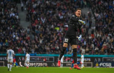 FCSB kalecisi Stefan Tarnovanu, 17 Mayıs 2025 'te Bükreş' teki Ulusal Arena 'da oynanan Romanya Superliga karşılaşmasında FCSB ile CSU Craiova arasında oynanan golü kutluyor..