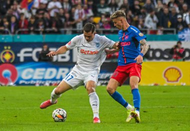 Craiova 'dan Carlos Mora (L) ve FCSB' den Octavian Popescu (R), 17 Mayıs 2025 'te Bükreş' teki Ulusal Arena 'da düzenlenen Romanya Superliga karşılaşmasında çekildi..