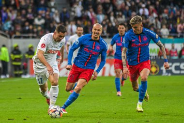 Carlos Mora (L), Vlad Chiriches (C) ve Octavian Popescu, 17 Mayıs 2025 'te Bükreş' teki Ulusal Arena 'da düzenlenen FCSB ile CSU Craiova arasında oynanan Romanya Superliga maçında resim çektiler..
