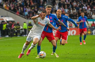 Carlos Mora (F), Octavian Popescu (C) ve Vlad Chiriches (B), 17 Mayıs 2025 'te Bükreş' teki Ulusal Arena 'da düzenlenen Romanya Superliga karşılaşmasında çekildi..