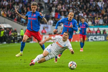 Octavian Popescu (L), Carlos Mora (C) ve Vlad Chiriches (R), 17 Mayıs 2025 'te Bükreş' teki Ulusal Arena 'da düzenlenen Romanya Superliga karşılaşmasında çekildi..