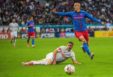 Craiova 'dan Carlos Mora (L) ve FCSB' den Vlad Chiriches (R), 17 Mayıs 2025 'te Bükreş' teki Ulusal Arena 'da düzenlenen Romanya Superliga karşılaşmasında çekildi..