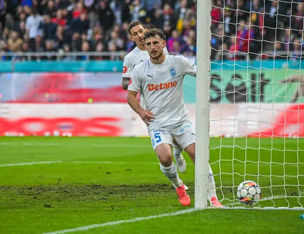 Anzor Mekvabishvili, 17 Mayıs 2025 'te Bükreş' teki Ulusal Arena 'da oynanan Romanya Superliga maçında FCSB ile CSU Craiova arasında atılan golü kutluyor..
