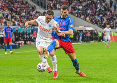 Craiova 'dan Carlos Mora (L) ve FCSB' den Mihai Popescu (R), 17 Mayıs 2025 'te Bükreş' teki Ulusal Arena 'da düzenlenen Romanya Superliga karşılaşmasında çekildi..