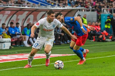 Craiova 'dan Carlos Mora (L) ve FCSB' den Mihai Popescu (R), 17 Mayıs 2025 'te Bükreş' teki Ulusal Arena 'da düzenlenen Romanya Superliga karşılaşmasında çekildi..