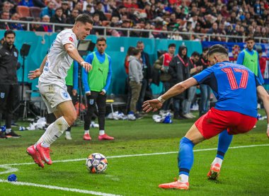 Craiova 'lı Carlos Mora (L), 17 Mayıs 2025' te Bükreş 'teki Ulusal Arena' da oynanan Romanya Superliga karşılaşmasında FCSB ile CSU Craiova arasında resmedildi.