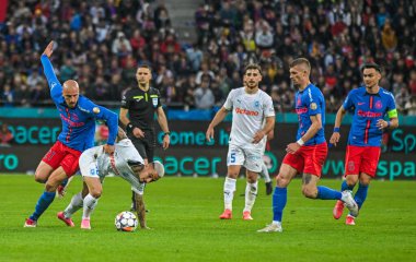 FCSB ile CSU Craiova arasında 17 Mayıs 2025 'te Bükreş' teki Ulusal Arena 'da oynanan Romanya Superliga maçında Vlad Chiriches ve Alexandru Mitrita' nın resimleri çekildi..