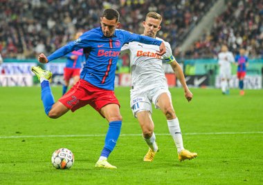 17 Mayıs 2025 tarihinde Bükreş 'teki Ulusal Arena' da oynanan Romanya Superliga karşılaşmasında, FCSB ile CSU Craiova arasında oynanan FCSB 'den Ionut Cercel (L) ve Craiova' dan Nicusor Bancu (R) resmedildi..