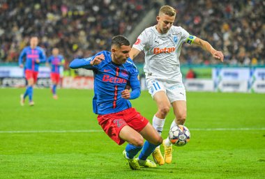 17 Mayıs 2025 tarihinde Bükreş 'teki Ulusal Arena' da oynanan Romanya Superliga karşılaşmasında, FCSB ile CSU Craiova arasında oynanan FCSB 'den Ionut Cercel (L) ve Craiova' dan Nicusor Bancu (R) resmedildi..