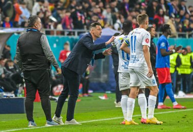 Craiova teknik direktörü Mirel Radoi, 17 Mayıs 2025 'te Bükreş' teki Ulusal Arena 'da oynanan Romanya Superliga karşılaşmasında FCSB ile CSU Craiova arasında resim çekti..
