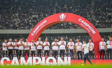 FCSB personeli, FCSB-CSU Craiova oyunu sonunda düzenlenen 2025 Rumen Superliga ödüllü ödül töreninde fotoğraflandı..