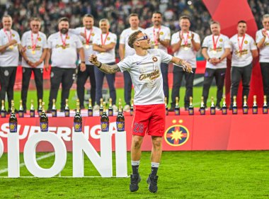 FCSB 'den Darius Olaru, FCSB-CSU Craiova oyunu sonunda düzenlenen 2024 Rumen Superliga ödüllü seremonisinde resmedildi..