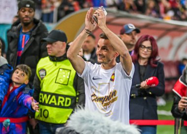 FCSB 'den Marius Stefanescu, FCSB-CSU Craiova maçının sonunda düzenlenen 2024 Rumen Superliga ödülünün töreninde resim çekti..