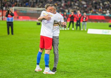 FCSB 'den Mihai Stoica ve Octavian Popescu, FCSB-CSU Craiova maçı sonunda düzenlenen 2024 Rumen Superliga ödüllü törende resim çektiler.