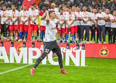 FCSB 'den Stefan Tarnovanu, FCSB-CSU Craiova oyunu sonunda düzenlenen 2024 Rumen Superliga ödüllü seremonisi sırasında fotoğraflandı.