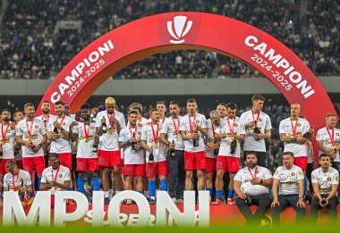 FCSB oyuncuları, FCSB-CSU Craiova oyunu sonunda düzenlenen 2025 Rumen Superliga ödüllü ödül töreninde resmedildi.