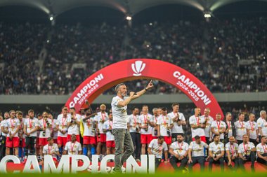 FCSB 'den Mihai Stoica, FCSB-CSU Craiova oyunu sonunda düzenlenen 2024 Rumen Superliga ödüllü seremonisi sırasında resmedildi.