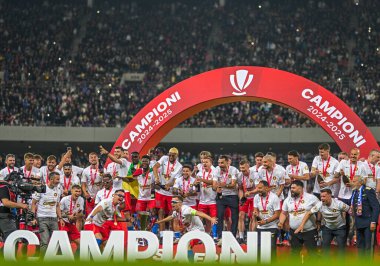 FCSB oyuncuları, FCSB-CSU Craiova oyunu sonunda düzenlenen 2025 Rumen Superliga ödüllü ödül töreninde resmedildi.