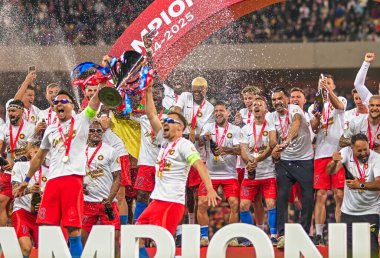 FCSB oyuncuları, FCSB-CSU Craiova oyunu sonunda düzenlenen 2025 Rumen Superliga ödüllü ödül töreninde resmedildi.