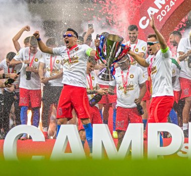 FCSB oyuncuları, FCSB-CSU Craiova oyunu sonunda düzenlenen 2025 Rumen Superliga ödüllü ödül töreninde resmedildi.