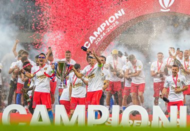 FCSB oyuncuları, FCSB-CSU Craiova oyunu sonunda düzenlenen 2025 Rumen Superliga ödüllü ödül töreninde resmedildi.