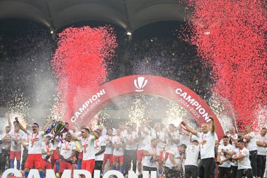 FCSB oyuncuları, FCSB-CSU Craiova oyunu sonunda düzenlenen 2025 Rumen Superliga ödüllü ödül töreninde resmedildi.