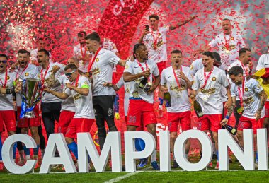 FCSB oyuncuları, FCSB-CSU Craiova oyunu sonunda düzenlenen 2025 Rumen Superliga ödüllü ödül töreninde resmedildi.