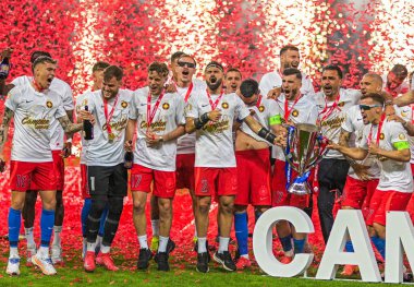 FCSB oyuncuları, FCSB-CSU Craiova oyunu sonunda düzenlenen 2025 Rumen Superliga ödüllü ödül töreninde resmedildi.