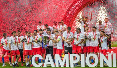 FCSB 'den Elias Charalambous, Daniel Birligea, Mihai Popescu, Darius Olaru ve Adrian Sut FCSU Craiova oyunu sonunda düzenlenen 2024 Romanya Superliga ödül töreninde çekildiler..