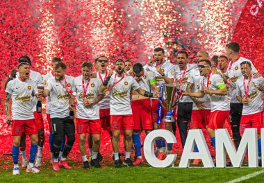 FCSB oyuncuları, FCSB-CSU Craiova oyunu sonunda düzenlenen 2025 Rumen Superliga ödüllü ödül töreninde resmedildi.