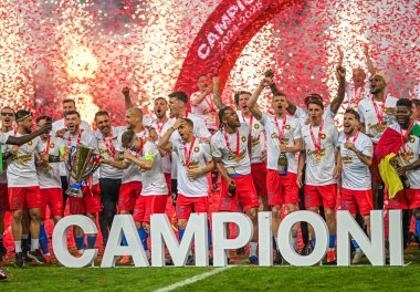 FCSB oyuncuları, FCSB-CSU Craiova oyunu sonunda düzenlenen 2025 Rumen Superliga ödüllü ödül töreninde resmedildi.